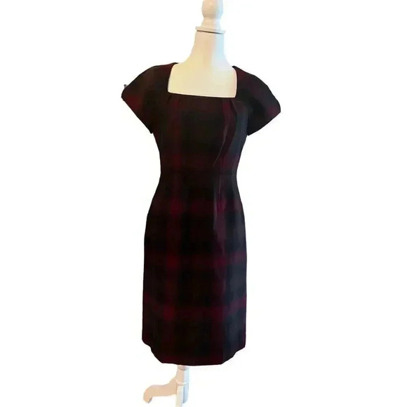 Banana Republic Dresses & Skirts - Banana Republic sheath dress maroon and black size 6